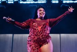 Lizzo scrive a Chris Evans da ubriaca