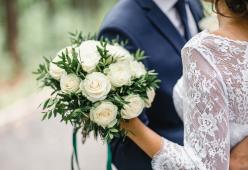 Finge di annullare le nozze per non invitare i parenti: tradita dai social