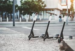 Monopattini elettrici, dal 1° gennaio equiparati alle bici
