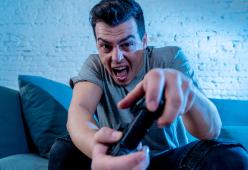 La sua casa sta prendendo fuoco, ma lui continua a giocare alla Playstation 


