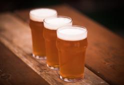 Beve 10 birre e trattiene la pipì per 18 ore: finisce in ospedale per la rottura della vescica