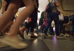 Come ci si fa largo tra la folla all’ora di punta? Ecco il metodo infallibile 
