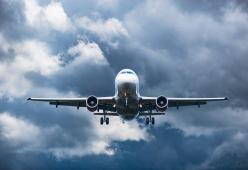 Su un aereo russo si è aperto il portellone in volo:  un passeggero tranquillo filma tutto

