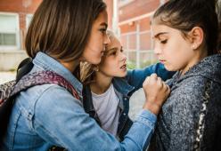 4 minorenni derubano una coetanea conosciuta sui social 