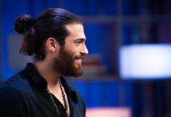 Can Yaman sfoggia la sciabola da Sandokan
