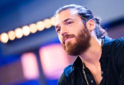 Can Yaman si prepara a diventare Sandokan a suon di sollevamento pesi 
