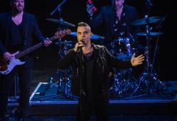 Quando Robbie Williams rise in faccia a Kylie Minogue, nuda