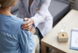 Non può pagare la visita e vuole donare al medico una collanina: lui le trova un lavoro
