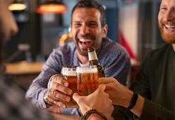 Lascia la figlia a casa con Alexa per andare al pub: perde la custodia 
