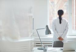 USA, dottoressa che curava i pazienti Covid si suicida: “Era un’eroina”