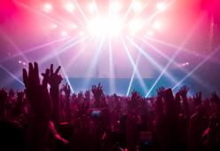 Ad Amsterdam esperimento covid con 1300 partecipanti che ballano in discoteca