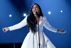 Demi Lovato torna ad esibirsi ai Grammy Awards 2020 dopo l'overdose, ma l'emozione la fa sbagliare