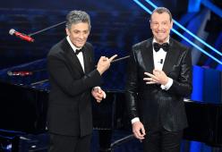 Fiorello canta "La classica canzone di Sanremo" e chiede un premio alla sala stampa