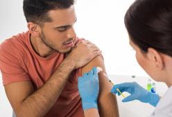 Genitori novax impediscono al figlio 17enne di vaccinarsi
