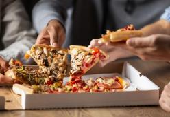 Introduce la pizza di nascosto al matrimonio veg per gli ospiti affamati