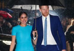 La Regina ha deciso: Harry e Meghan ufficialmente privi di ogni titolo e incarico reale.
