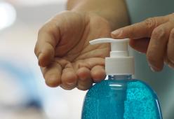 Russia, finiscono l'alcool durante una festa e bevono il disinfettante anti-Covid: sette morti