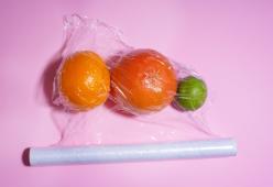 Una nuova pellicola biodegradabile e naturale per conservare i cibi e dire addio alla plastica
