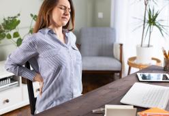 Cade dalle scale mentre è in smart working: è infortunio sul lavoro 