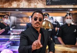 Salt Bae continua a far discutere: dopo la bistecca d'oro il conto da 161mila euro 
