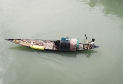 India: barcaiolo salva neonata abbandonata nel Gange e diventa un eroe

