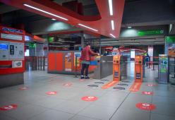 Fanno sesso nell’ascensore della metropolitana: denunciati per atti osceni