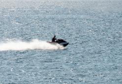 Viaggia per 4 ore in moto d’acqua evitando i controlli per raggiungere la fidanzata: ora lei vuole sposarlo
