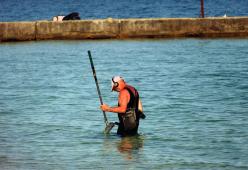 Una donna milanese in vacanza perde l’anello da 6mila euro in mare a Rimini

