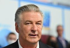 La sceneggiatrice di Rust accusa Alec Baldwin: giocava alla roulette russa quando ha sparato
