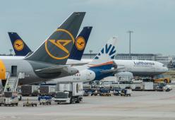 Lufthansa abolisce lo storico saluto: “Signori e Signore benvenuti a bordo”