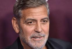 George Clooney si è sentito oggettificato: “Mi davano schiaffi sul sedere sul set”