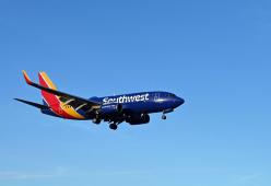 Si masturba in aereo sul volo Seattle - Phoenix: denunciato per atti osceni