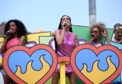 Elodie dal carro fa ballare tutti al Roma Pride