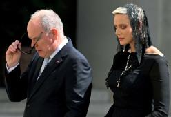 Charlene e Alberto di Monaco in visita dal pontefice
