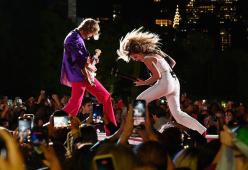 I Maneskin distruggono gli strumenti sul palco