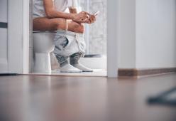 Stare in bagno troppo a lungo non fa bene alla salute: rischio emorroidi
