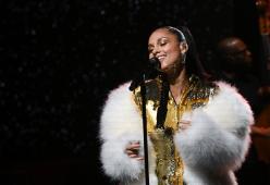 "Santa Baby" di Alicia Keys è perfetto per Natale 