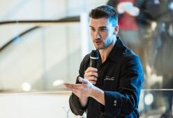 Damiano Carrara annuncia le nozze con la fidanzata Chiara su Instagram 