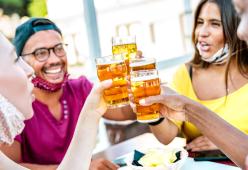 La cosa che ci è mancata di più delle restrizioni Covid: la birra in compagnia
