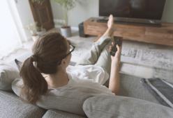 300 euro per guardare serie tv sul divano: l’offerta di lavoro di un’azienda di abbigliamento