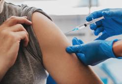 Biella: si presenta al vaccino con un braccio in silicone