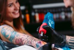 Stop ai tatuaggi a colori: sono tossici e pericolosi 