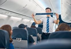 Lo steward Ryanair boicotta il jingle di atterraggio e saluta tutti in sardo