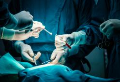 Prova a rifarsi il naso da solo con la colla ma finisce in ospedale