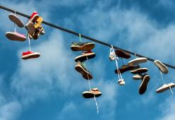 Cosa significano le scarpe appese ai fili elettrici?
