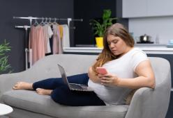 Secondo la scienza stare tanto al telefono fa ingrassare