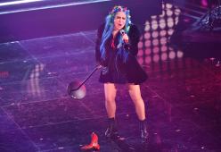 Loredana Bertè fa piangere di gioia una fan sul treno