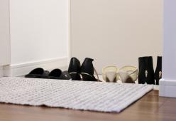 
Camminare con le scarpe in casa vuol dire portare particelle di feci nelle abitazioni
