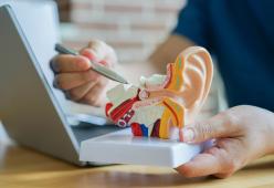 Il primo orecchio costruito con cellule vive e stampa in 3d è stato impiantato su una donna 
