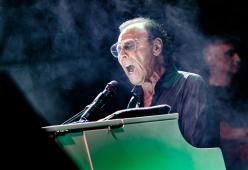 Venditti canta "Notte prima degli esami" per l'ultimo giorno di scuola
